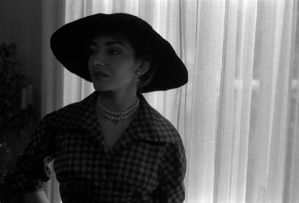Milano - Abitazione di Maria Callas: interno - Finestra con tenda - Ritratto femminile: Maria Callas (cantante lirica) - Cappello