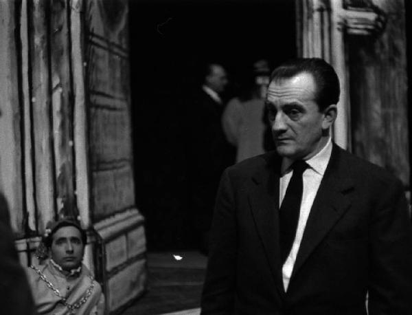 Milano: Teatro alla Scala - Spettacolo Anna Bolena, 1957, regia di Luchino Visconti - Backstage - Luchino Visconti con attori sullo sfondo