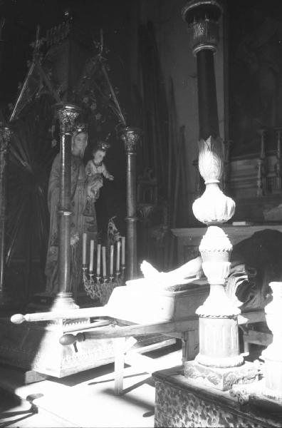 Italia Dopoguerra: Valmontone bombardata. Valmontone - Chiesa, interno - Suppellettili ecclesiastiche: ciborio, statua Madonna con bambino, candelabro, crocefissio