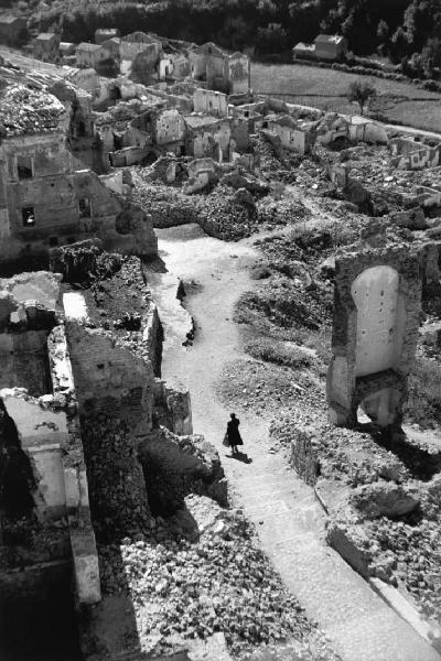 Italia Dopoguerra: Valmontone bombardata. Valmontone - Case distrutte dalla guerra - Macerie - Fotografia dall'alto