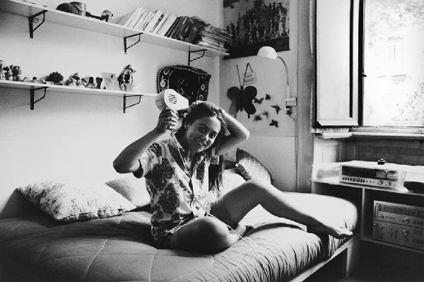 Una, nessuna, centomila. La Casa e i Riti. Milano - Camera da letto, interno - Ritratto femminile: ragazza con asciugacapelli