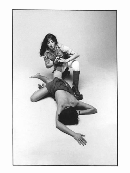 I Ruoli. Ritratto di coppia: Giovanna Calvenzi fotografa un uomo disteso a terra