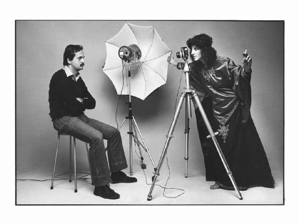 I Ruoli. Ritratto di coppia: Livia Sismondi fotografa un uomo seduto - Set fotografico: macchina fotografica su treppiedi, lampada