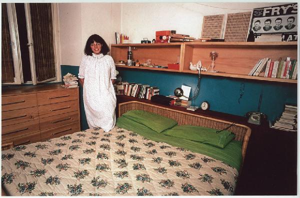 Una, nessuna, centomila. Camicie da notte. Milano - Camera da letto, interno - Ritratto femminile: Giovanna Calvenzi in camicia da notte