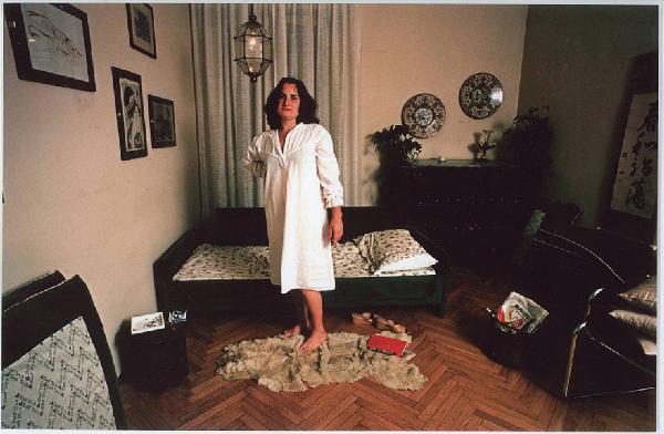 Una, nessuna, centomila. Camicie da notte. Milano - Camera da letto, interno - Ritratto femminile: donna in camicia da notte