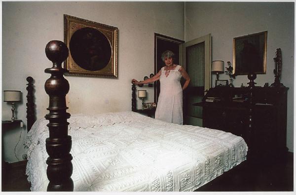 Una, nessuna, centomila. Camicie da notte. Milano - Camera da letto, interno - Ritratto femminile: donna, anziana, in camicia da notte