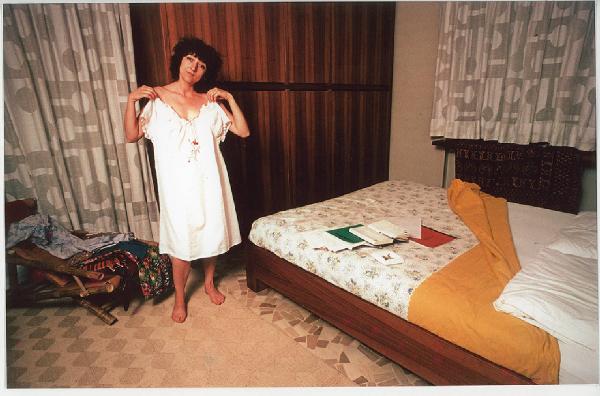 Una, nessuna, centomila. Camicie da notte. Milano - Camera da letto, interno - Ritratto femminile: donna in camicia da notte