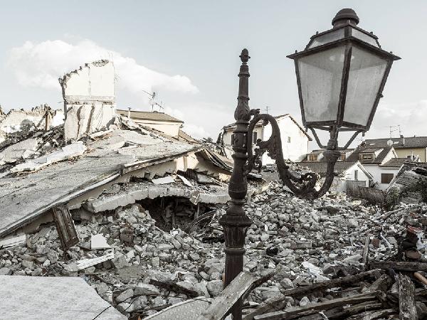 Terremoto. Amatrice (RI) - Terremoto Centro Italia - Macerie, rovine - Edifici distrutti: abitazioni - Lampione