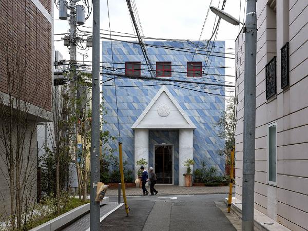 Giappone, Tokyo - Showroom Ambiente (architetto Aldo Rossi con Morris Adjami): facciata - Vicolo - Palazzi