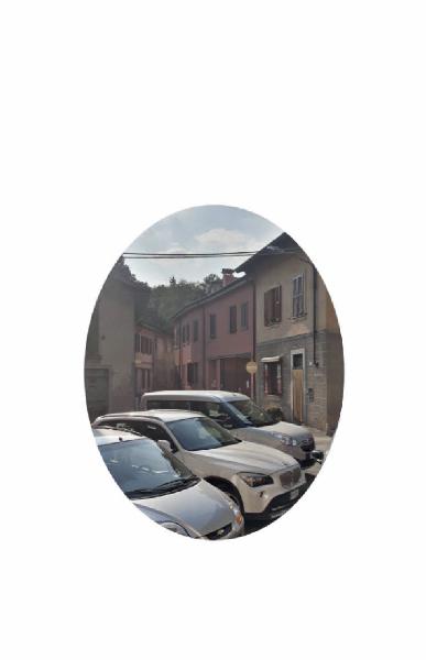Tra cielo e terra. Cabiate, via Carso - Veduta dall'affresco con l'Annunciazione: piazzetta con automobili parcheggiate, abitazioni, fili della luce, alberi sullo sfondo
