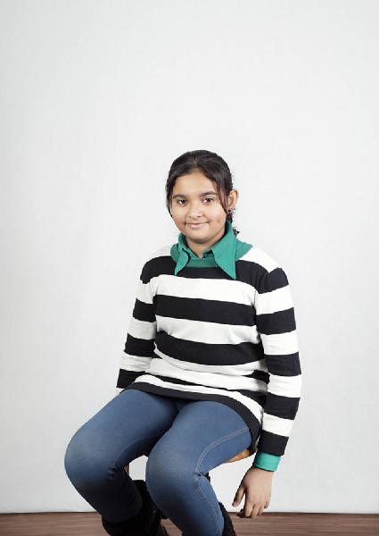 Carte de visite. Studio fotografico: interno - Ritratto infantile a figura intera: bambina seduta