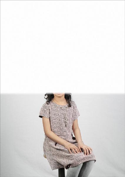 Carte de visite. Studio fotografico: interno - Ritratto femminile a figura intera: ragazza seduta - Volto parzialmente visibile per privacy