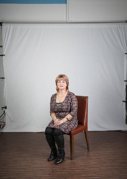 Carte de visite. Studio fotografico: interno - Ritratto femminile a figura intera: donna seduta