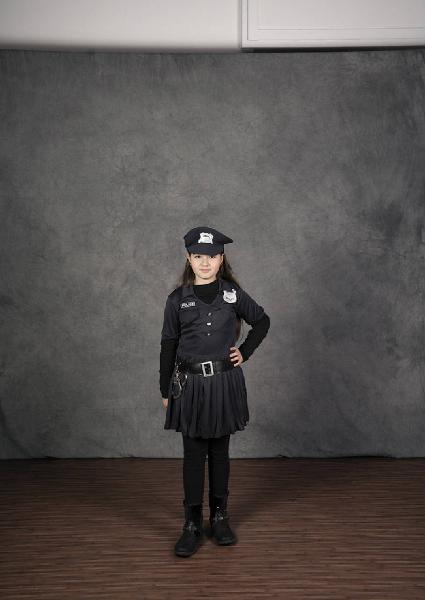 Carte de visite. Studio fotografico: interno - Ritratto infantile a figura intera: bambina con travestimento da poliziotta - Divisa - Polizia