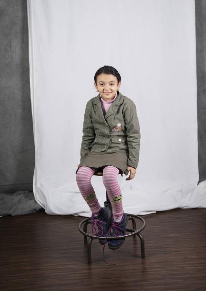 Carte de visite. Studio fotografico: interno - Ritratto infantile a figura intera: bambina seduta