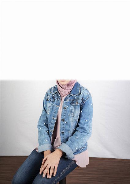 Carte de visite. Studio fotografico: interno - Ritrallo femminile a figura intera: ragazza con velo seduta - Volto parzialmente visibile per privacy