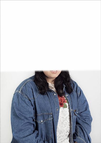 Carte de visite. Studio fotografico: interno - Ritratto femminile a mezzo busto: donna/ ragazza - Volto parzialmente visibile per privacy