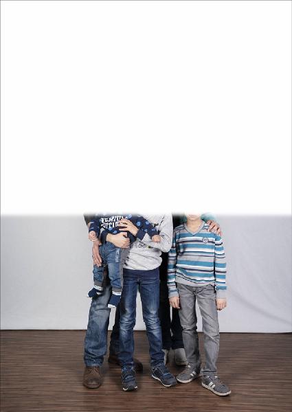 Carte de visite. Studio fotografico: interno - Ritratto di famiglia a figura intera: bambino, ragazzi, uomo (?), donna (?) - Volti parzialmente visibili per privacy