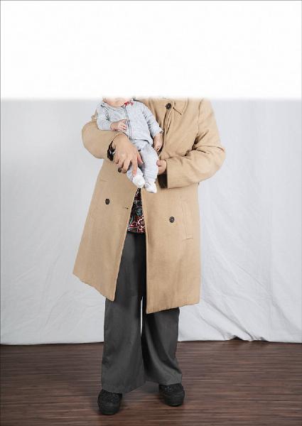 Carte de visite. Studio fotografico: interno - Ritratto di coppia a figura intera: donna con bambino - Neonato - Volti parzialmente visibili per privacy