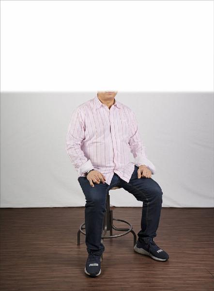 Carte de visite. Studio fotografico: interno - Ritratto maschile a figura intera: uomo seduto - Volto parzialmente visibile per privacy