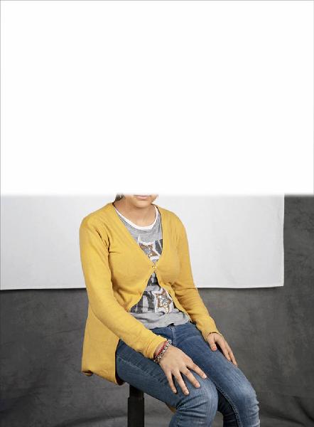 Carte de visite. Studio fotografico: interno - Ritratto femminile a figura intera: ragazza/ donna seduta - Volto parzialmente visibile per privacy
