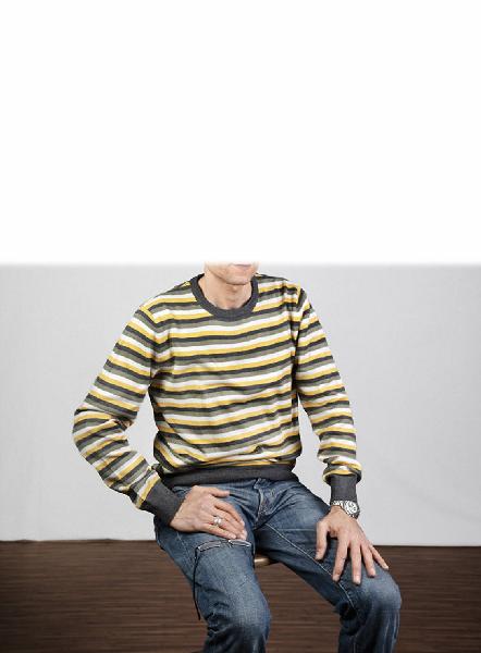 Carte de visite. Studio fotografico: interno - Ritratto maschile a figura intera: uomo seduto - Volto parzialmente visibile per privacy