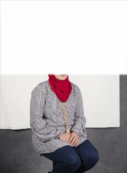 Carte de visite. Studio fotografico: interno - Ritratto femminile a figura intera: giovane donna con velo seduta - Volto parzialmente visibile per privacy