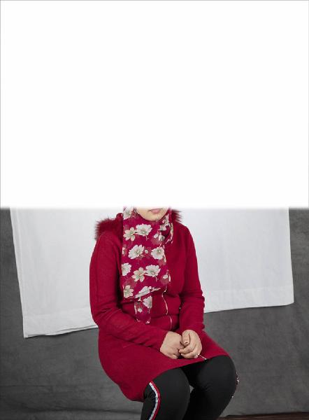 Carte de visite. Studio fotografico: interno - Ritratto femminile a figura intera: giovane donna con velo seduta - Volto parzialmente visibile per privacy