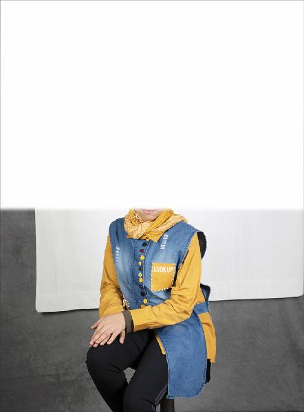 Carte de visite. Studio fotografico: interno - Ritratto femminile a figura intera: ragazza con velo seduta - Volto parzialmente visibile per privacy