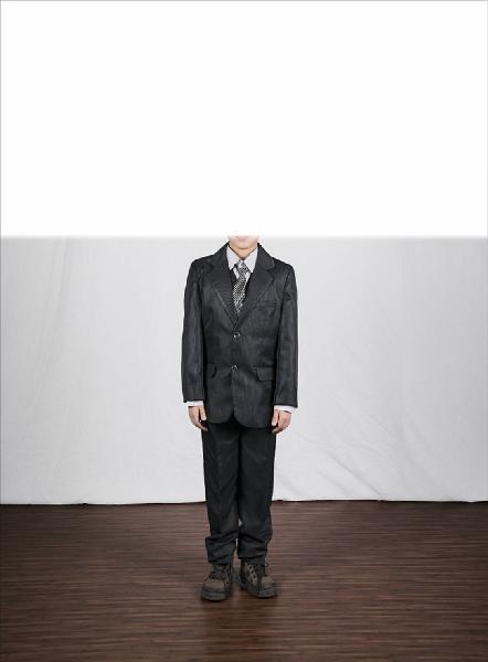 Carte de visite. Studio fotografico: interno - Ritratto maschile a figura intera: ragazzo - Volto parzialmente visibile per privacy