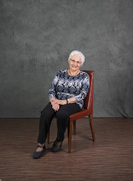 Carte de visite. Studio fotografico: interno - Ritratto femminile a figura intera: anziana seduta