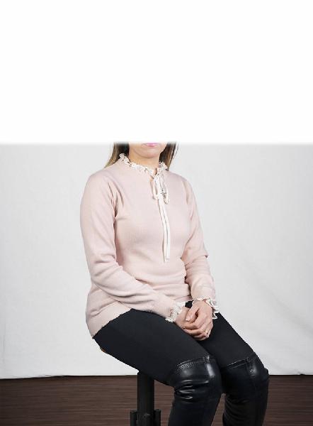 Carte de visite. Studio fotografico: interno - Ritratto femminile a figura intera: donna seduta - Volto parzialmente visibile per privacy