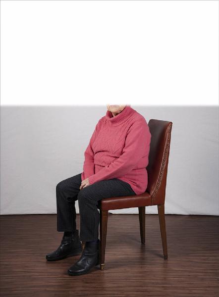 Carte de visite. Studio fotografico: interno - Ritratto femminile a figura intera: anziana seduta - Volto parzialmente visibile per privacy