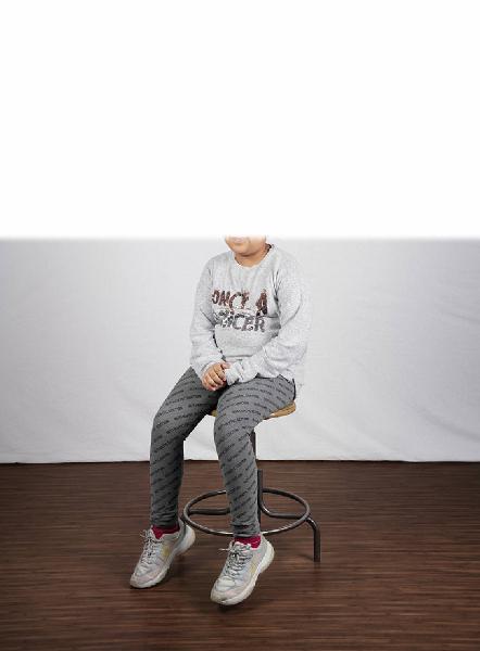 Carte de visite. Studio fotografico: interno - Ritratto infantile a figura intera: bambina seduta - Volto parzialmente visibile per privacy