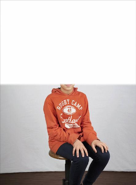 Carte de visite. Studio fotografico: interno - Ritratto infantile a figura intera: bambino seduto - Volto parzialmente visibile per privacy