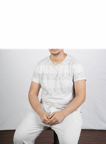 Carte de visite. Studio fotografico: interno - Ritratto maschile a figura intera: ragazzo seduto - Volto parzialmente visibile per privacy