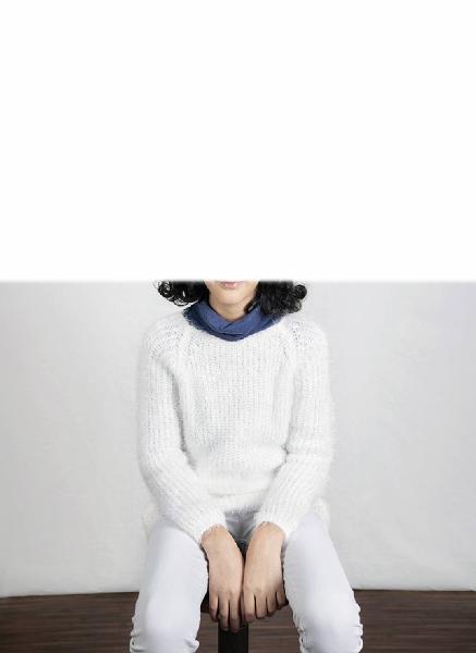 Carte de visite. Studio fotografico: interno - Ritratto femminile a figura intera: ragazza seduta - Volto parzialmente visibile per privacy