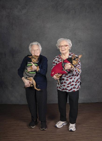 Carte de visite. Studio fotografico: interno - Ritratto di coppia: anziane con cane in braccio