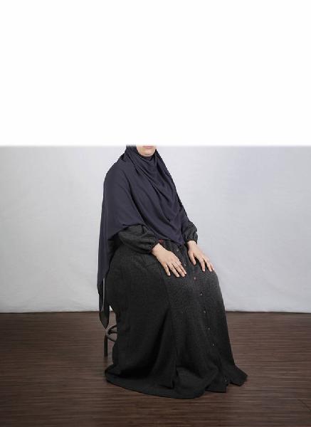 Carte de visite. Studio fotografico: interno - Ritratto femminile a figura intera: donna con velo seduta - Volto parzialmente visibile per privacy