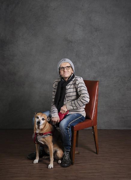 Carte de visite. Studio fotografico: interno - Ritratto maschile a figura intera: uomo seduto con cane al guinzaglio