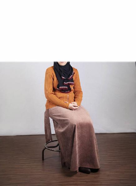 Carte de visite. Studio fotografico: interno - Ritratto femminile a figura intera: donna con velo seduta - Volto parzialmente visibile per privacy