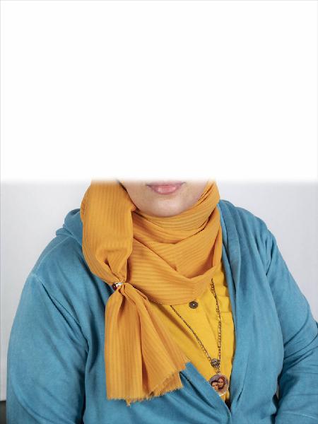 Carte de visite. Studio fotografico: interno - Ritratto femminile a mezzo busto: donna con velo seduta - Volto parzialmente visibile per privacy