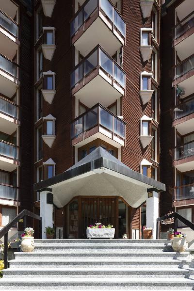 Atlante. Valtournenche - Complesso residenziale Giomein (architetto Mario Galvagni, 1965-1972) - Dettaglio edificio: ingresso con scala, terrazzi, finestre