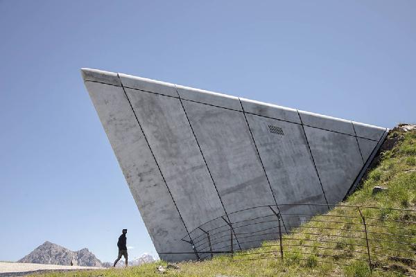Atlante. Plan de Corones - Messner Mountain Museum (architetto Zaha Hadid Architects, 2013-2015) - Esterno edificio - Sentiero - Uomo - Montagne