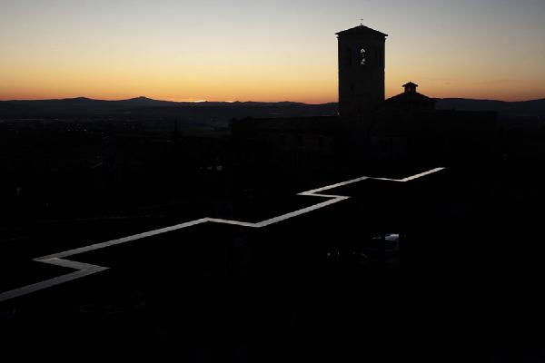 Atlante. Assisi - Pro Civitate Christiana (architetto Giovanni Astengo, 1960-1963) - Veduta dell'edificio al crepuscolo