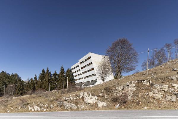Atlante. Subiaco - Monte Livata - Residence Al Rifugio (architetto Franco Palpacelli, 1975-1978) - Esterno edificio visto dalla strada - Collina - Alberi