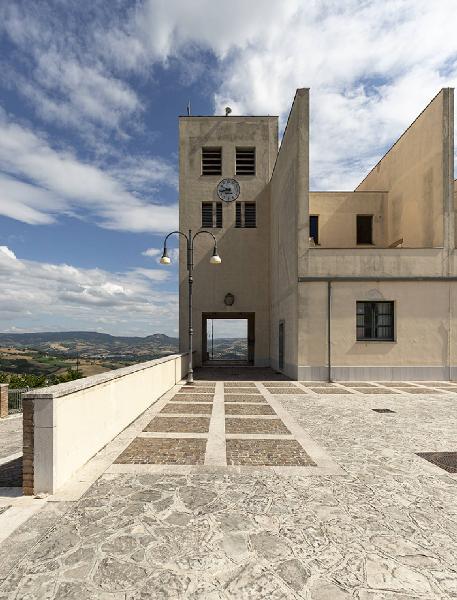 Atlante. Teora - Chiesa Madre (architetti Giorgio Grassi, Edoardo Guazzoni, 1981-1983) - Esterno edificio visto da cortile - Torre - Orogologio