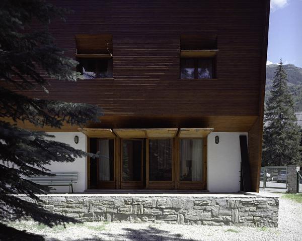 Atlante. Bardonecchia - Villa San Sisto (architetto Paolo Ceresa, 1950-1953) - Dettaglio esterno: ingresso - Alberi