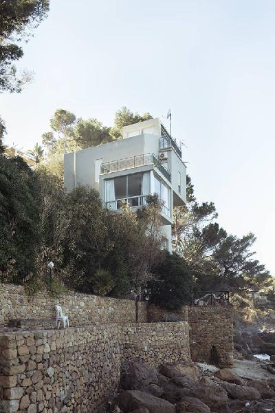 Atlante. Cefalù - Casa Salem (architetti Pasquale Culotta, Giuseppe Leone, 1972-1973) - Esterno edificio: vetrate, balconi - Scogliera