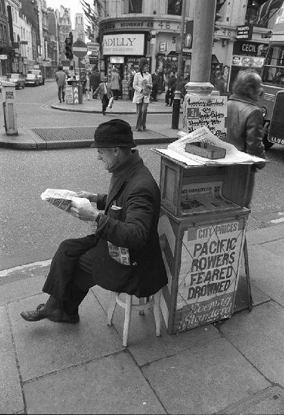 London '68. Londra, Piccadilly Circus - Scena di strada - Ritratto maschile: venditore di giornali - Giornale, Evening Standard, The Observer